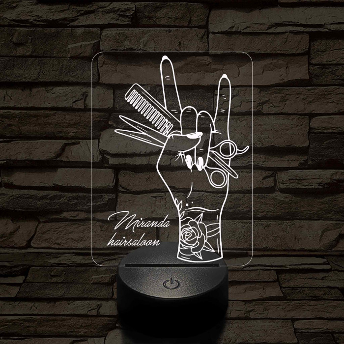 Tetovált női kéz fésűvel és ollóval – 7 színű, színváltós 3D LED lámpa