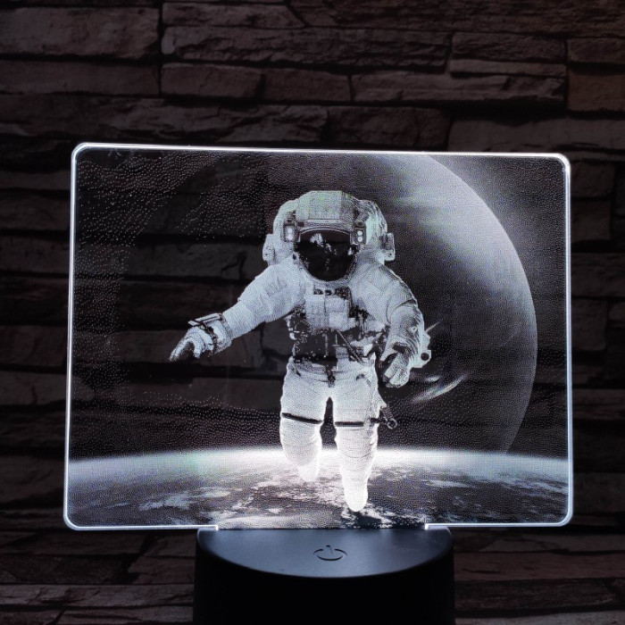 Űrsétaló Asztronauta 7 színű valósághű 3D led lámpa